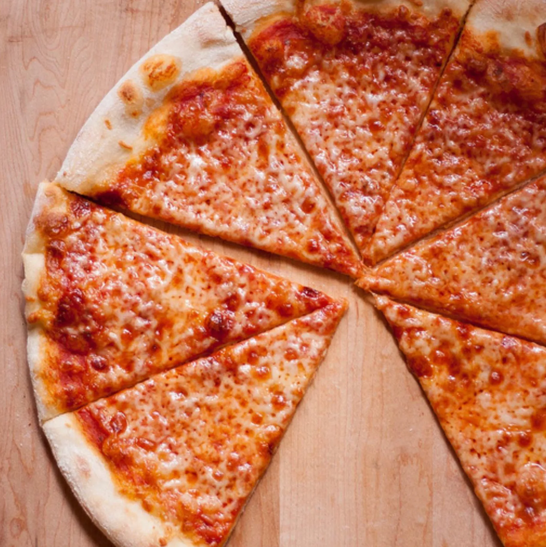 A Margherita pizza with tomatoes, fresh basil and bocconcini