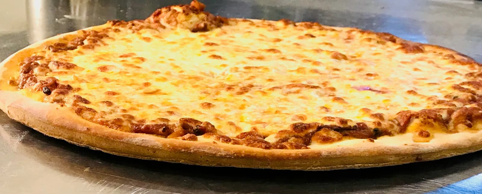 Alla Pescatore — a seafood pizza baked under the cheese